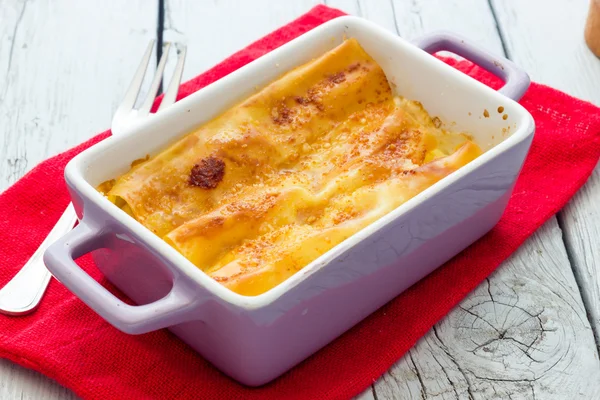 Canneloni gebakken met ham en kaas — Stockfoto