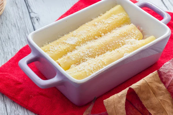 Cannelloni assado com presunto e queijo — Fotografia de Stock