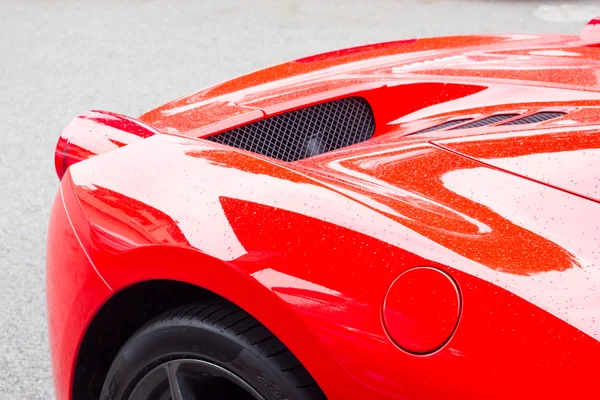 赤いスーパーカー背面図 — ストック写真