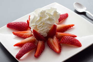 Lezzetli çilekli tatlı