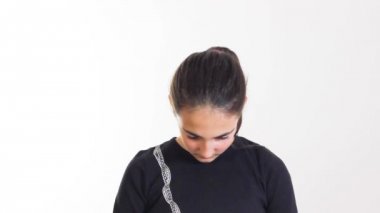 Genç kız başını kaldırdı