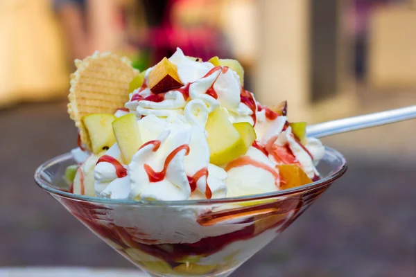 Helado con frutas — Foto de Stock