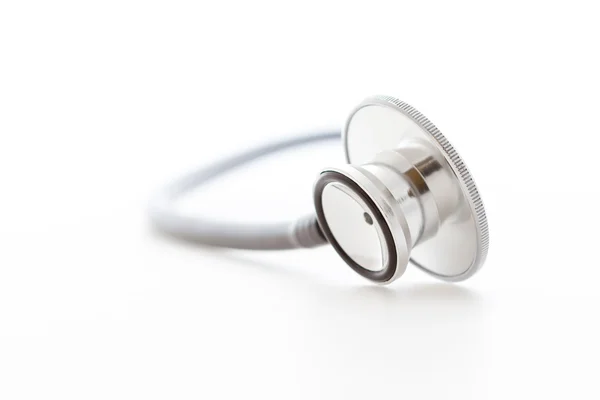 白い背景と聴診器 — ストック写真
