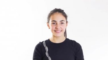 Genç kız Tamam yapıyor