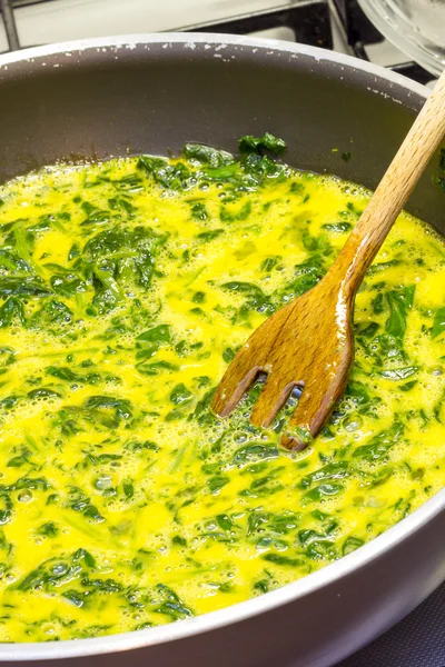 Scrambled eggs with spinach — Stock Photo, Image