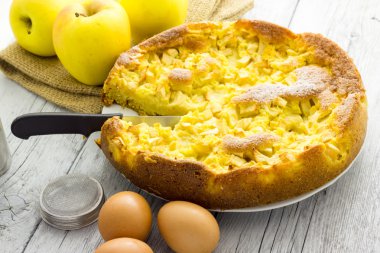 Lezzetli ve dalicious elmalı turta