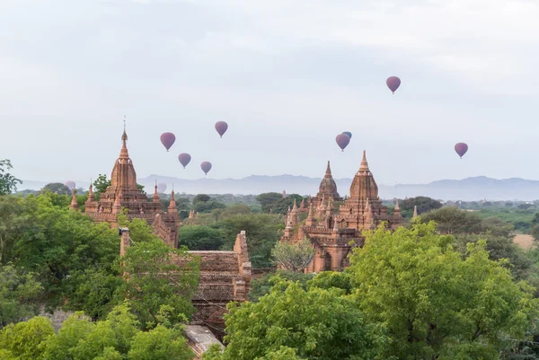 Birmania hot-air  balloon on same  buildings — Stock Photo, Image