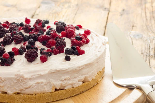 Pastel de crema con frutas rojas —  Fotos de Stock