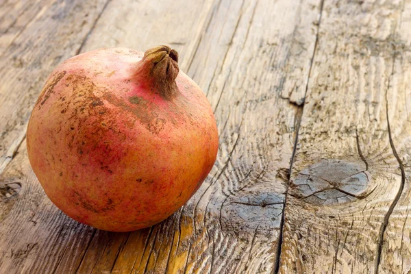 Leckerer Granatapfel mit seinen roten Bohnen — Stockfoto