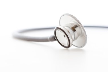 Beyaz arka plan ile stetoskop closeup görmek