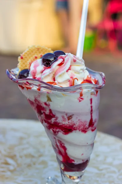 Helado con cereza — Foto de Stock