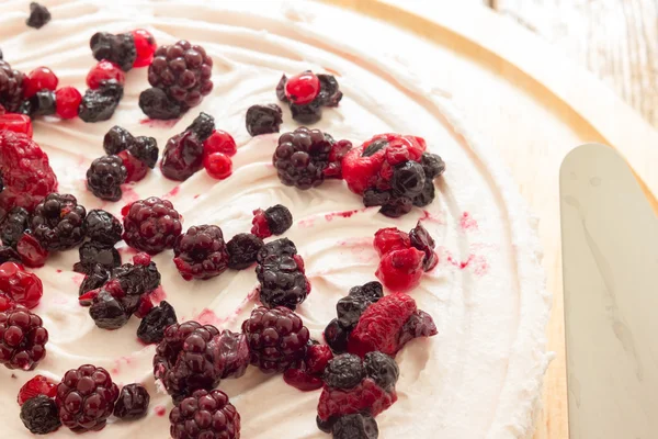 Pastel de crema con frutas rojas —  Fotos de Stock