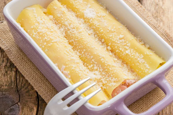 Cannelloni med skinka och ost i ugn — Stockfoto