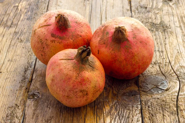 Leckerer Granatapfel mit seinen roten Bohnen — Stockfoto