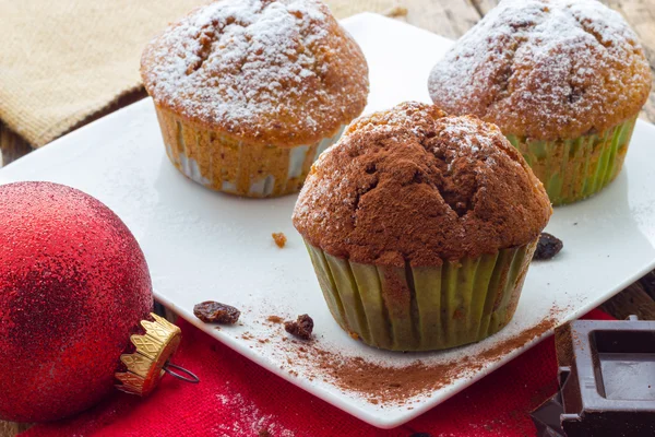 Muffins em uma mesa de madeira — Fotografia de Stock