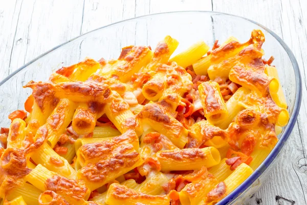 Baked macaroni cheese with tomatoes and sausage — Stock Photo, Image