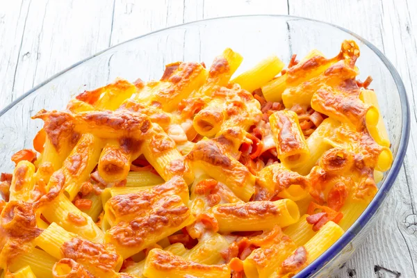 Queso de macarrones al horno con tomates y salchichas — Foto de Stock