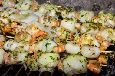 Bir Barbekü Izgara kalamar