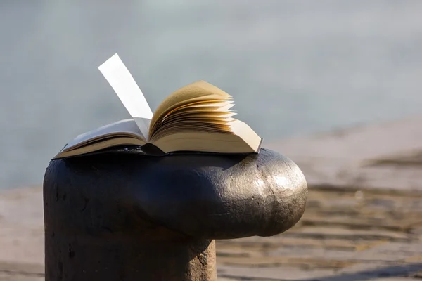 Libro en el muelle —  Fotos de Stock