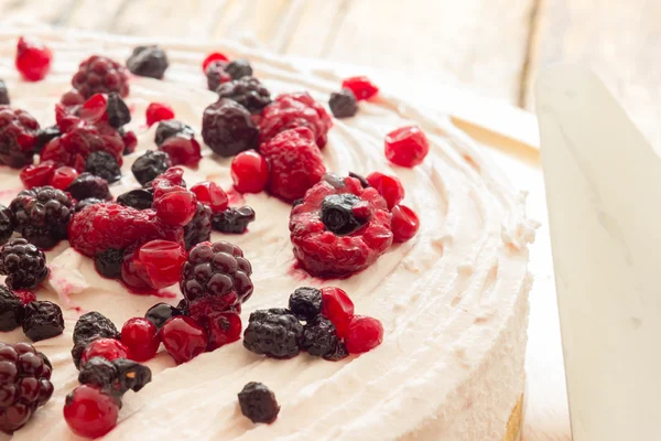 Pastel de crema con frutas rojas —  Fotos de Stock