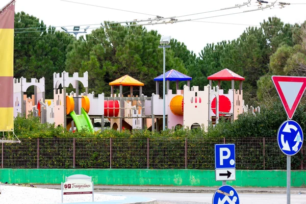 Parque infantil na cidade — Fotografia de Stock