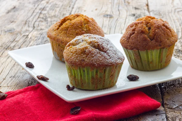 Muffins em uma mesa de madeira — Fotografia de Stock