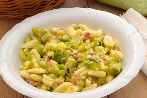 Cavatelli pasta with bacon and courgettes — Stock Photo, Image