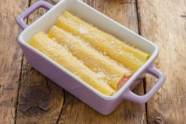 ハムとチーズで焼いたカネロニ — ストック写真