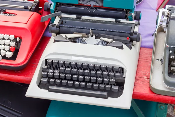 Ancienne machine à écrire dans un marché aux puces — Photo