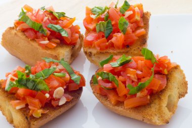 Fesleğenli dört Bruschetta