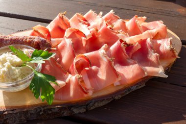 Leke salam ve peynir horseradish sos ile