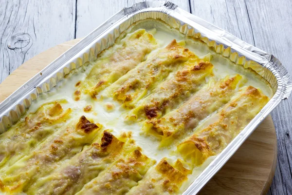 Matlagning i ugn cannelloni — Stockfoto