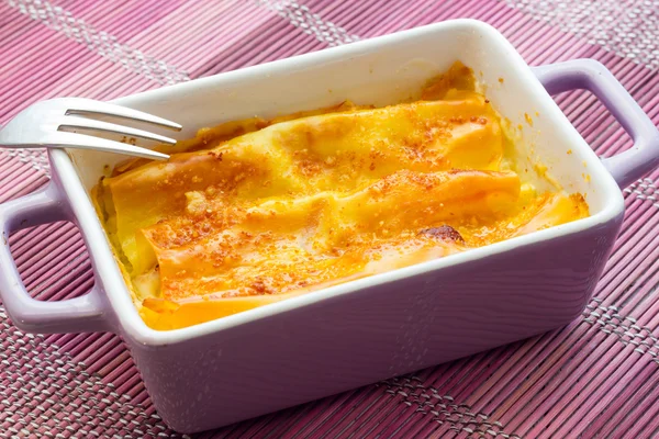 Canelones al horno con jamón y queso —  Fotos de Stock