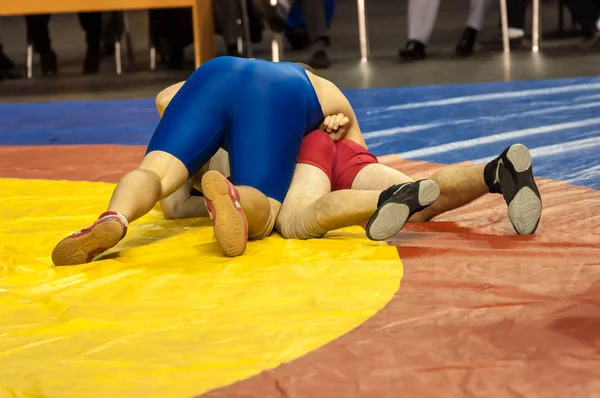 Homens competem no freestyle wrestling — Fotografia de Stock