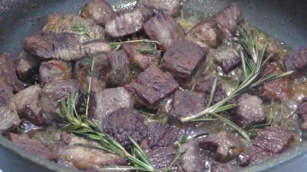 Cozinhar carne de galinha — Vídeo de Stock