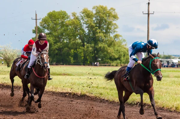 Racen op een paard — Stockfoto