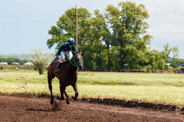 Racen op een paard — Stockfoto