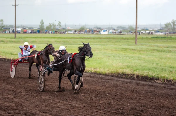 Racen op een paard — Stockfoto