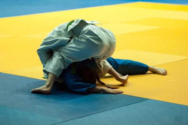 Mädchen messen sich im Judo. — Stockfoto