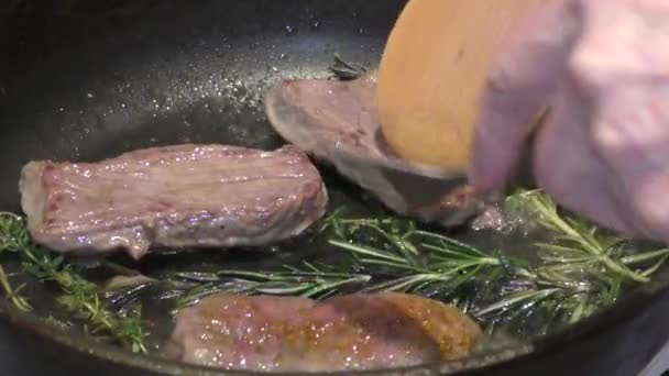 Cozinhar carne assada — Vídeo de Stock