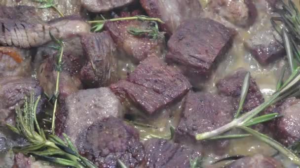 Cocinar carne asada — Vídeo de stock