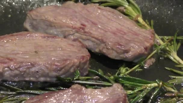 Cocinar carne asada — Vídeo de stock