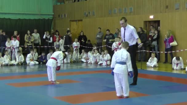 Les enfants concourent à jiu-jitsu . — Video