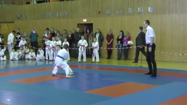 Kinderen concurreren in jiu-jitsu. — Stockvideo