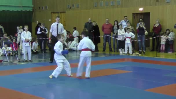 Kinderen concurreren in jiu-jitsu. — Stockvideo