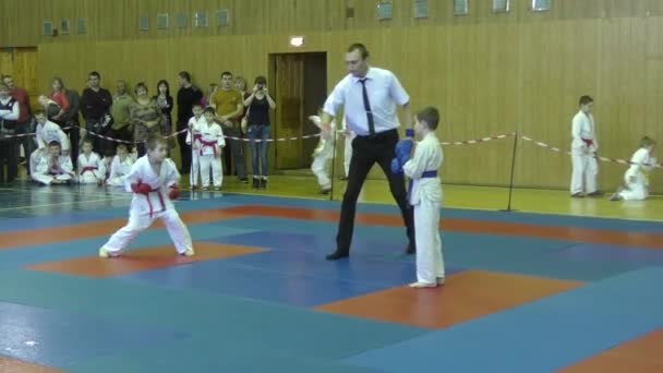 Les enfants concourent à jiu-jitsu . — Video