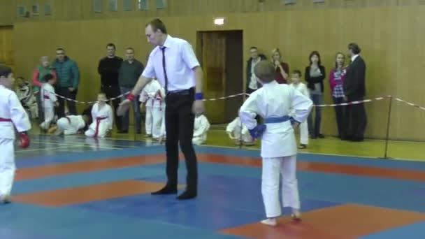 Kinderen concurreren in jiu-jitsu. — Stockvideo