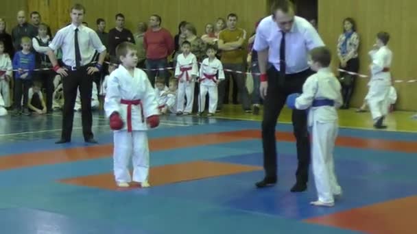 Kinderen concurreren in jiu-jitsu. — Stockvideo