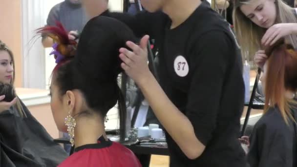 Hairdresser makes woman hairstyle. — Stock Video