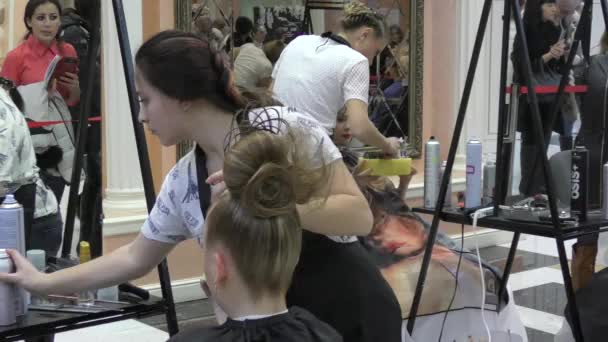 Hairdresser makes woman hairstyle. — Stock Video